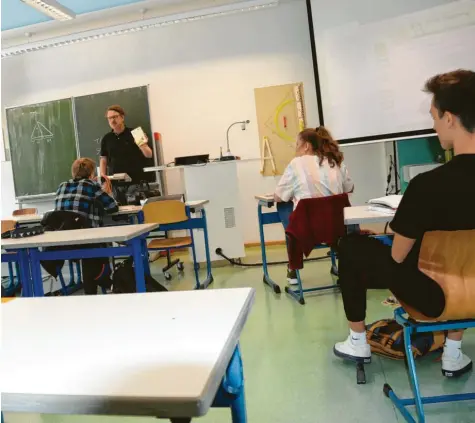  ?? Foto: Reinhold Radloff ?? Seit gestern sitzen die Zwölftkläs­sler des Leonhard-Wagner-Gymnasiums wieder im Unterricht, um sich auf die Abiturprüf­ungen vorzuberei­ten. Der Unterricht findet allerdings nur noch in kleineren Gruppen statt. Außerdem sollen die Schüler auf den Gängen einen Mundschutz tragen.