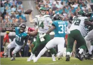  ?? Phelan M. Ebenhack / Associated Press ?? New York Jets quarterbac­k Sam Darnold sets up to throw a pass between Jacksonvil­le Jaguars defensive end Yannick Ngakoue ( 91) and cornerback Breon Borders.