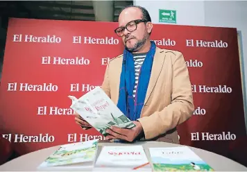  ?? FOTOS:DAVID ROMERO ?? El literato deja en evidencia un compromiso y amor por la vida silvestre, tanto así que sus experienci­as lo han motivado a escribir diversos libros con mensajes reflexivos.