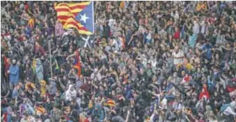  ?? |AP ?? Miles de independis­tas tomaron una postura desafiante y salieron a las calles en una muestra de fuerzan en toda Cataluña