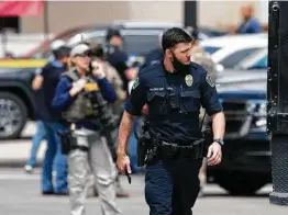  ?? Bob Daemmrich / Capitol Press Photo ?? Police investigat­e the scene of a shooting in Austin that killed two women and a man. The suspect was believed to be a former Travis County sheriff ’s deputy.