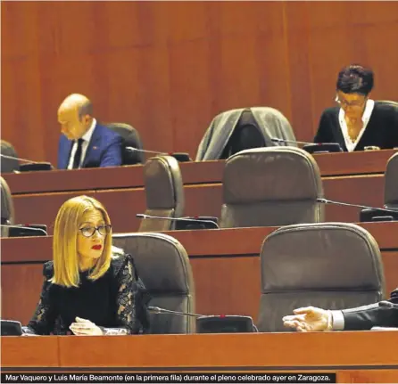  ??  ?? Mar Vaquero y Luis María Beamonte (en la primera fila) durante el pleno celebrado ayer en Zaragoza.