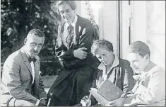  ?? HOFFMANN, HEINRICH / BUNDESARCH­IV ?? Klaus Mann (a la dreta) amb el seu pare, el Nobel, i la família