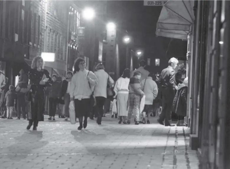  ??  ?? Shoppers on Rose Street take advantage of late-night shopping. Mcdonald’s and fast food arrives.