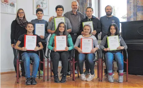  ?? FOTO: SIMONE KRAUS ?? Sieben Schüler des Schulverbu­nds Bad Saulgau nehmen an einem Seminar zum Umgang mit Gruppen in der Schule teil. Leiter des Seminars sind KarlHeinz Held (hinten, Mitte) sowie Fabian Glückler (rechts) und Simone Kraus (links) vom Kinder- und Jugendbüro.