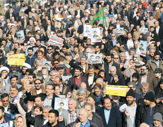  ?? PHOTOS AFP ?? Des milliers d’iraniens se sont réunis hier au centre-ville de la capitale iranienne en appuis au régime du président Hassan Rohani.