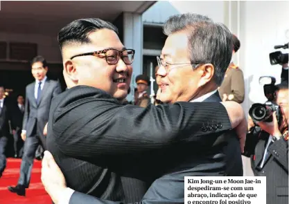  ??  ?? Kim Jong-un e Moon Jae-in despediram-se com um abraço, indicação de que o encontro foi positivo