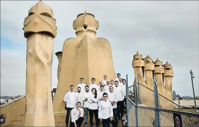  ?? ANA JIMÉNEZ ?? El grupo de chefs que participa en la iniciativa del Passeig de Gourmets, en el terrado de la Pedrera