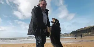  ?? PHOTO OUEST-FRANCE ?? Christian et son chien « Rex », de Rospez, participen­t depuis des années aux promenades du collectif. Lui aussi milite pour des cani-plages.