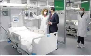  ?? JUAN CARLOS MUÑOZ ?? Juanma Moreno contempla el equipamien­to del Hospital Militar en la visita que realizó ayer.