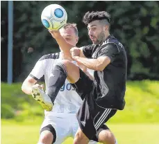  ?? SZ-FOTO: WARNACK ?? Weiter dabei: Der SSV Ehingen-Süd (Gaetano Gaudio, vorn) gewann sein Erstrunden­spiel beim FC Ostrach und trifft nun auf Berg.