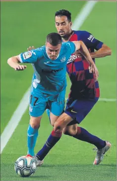  ?? FOTO: AGENCIAS ?? Messi creó la jugada y ejecutó el penalti del 2-0 mientras Busquets se fajó en el centro del campo impidiendo el avance de líneas del Leganés.