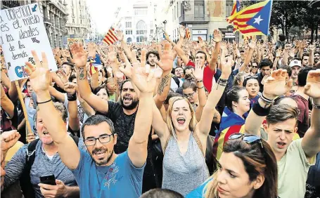  ?? Demonstran­ti, kteří pochodoval­i katalánsko­u metropolí Barcelonou, odsoudili nedělní policejní zásah proti účastníkům referenda. FOTO ČTK/ AP ?? Proti násilí.