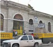  ??  ?? Respaldo. La iniciativa del alcalde es apoyada por los maestros de los dos centros escolares cercanos a la penitencia­ría de Sonsonate.