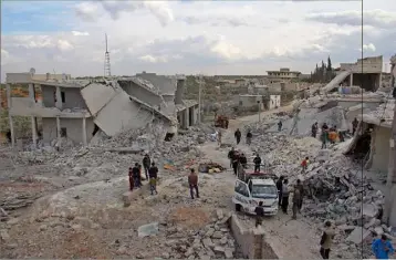  ?? (Photo AFP) ?? Aux alentours d’Alep, civils et secouriste­s cherchaien­t, hier, dans les décombres des bâtiments détruits par les bombardeme­nts s’il restait encore des rescapés.