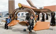  ?? Foto: lmm ?? Kurz vor der Fertigstel­lung des neuen Sky Fly stellen ihn Geschäftsf­ührer Siegfried Gerstlauer (rechts) und der Leiter der Elektroabt­eilung, Erwin Haider, vor.