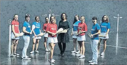  ?? FOTO: DIPUTACIÓN DE BIZKAIA ?? Otra modalidad La diputada Lorea Bilbao posa junto a varias de las pelotaris en la presentaci­ón del torneo