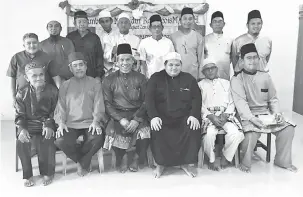  ??  ?? KENANGAN: Ali (duduk, tiga kiri di barisan tengah) bergambar bersama peserta bengkel azan. Di sebelah kiri beliau ialah Ustaz Mohd Khairul Zasmizam.