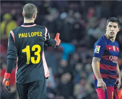  ??  ?? EL PENÚLTIMO DESPLANTE. Al finalizar el partido, Pau tendió la mano a Suárez y Neymar, que no se la aceptaron, luego en el túnel de vestuarios seguiría el lío.