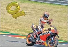  ??  ?? Marc Márquez celebra su última victoria en Alemania en 2019.