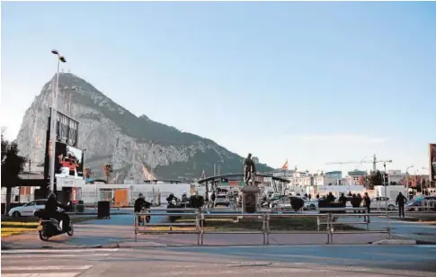  ??  ?? La frontera de Gibraltar es atravesada cada día por miles de personas