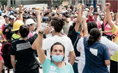  ??  ?? MOVIDOS. Los jóvenes que no vivieron el terremoto del 85, ayer, se movilizaro­n por la ciudad para ayudar a las víctimas.