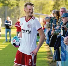  ?? Foto: Horst Hörger ?? Die Spieler – hier Johannes Zott – und Fans des TSV Buch hatten gegen Weilimdorf wieder Spaß am Fußball.