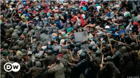  ??  ?? Migrantes hondureños son reprimidos brutalment­e por las fuerzas de seguridad de Guatemala. (17.01.2021)