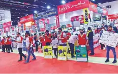  ?? Virendra Saklani/Gulf News ?? Sales staff lures visitors at Gitex Shopper being held at the Dubai World Trade Centre.