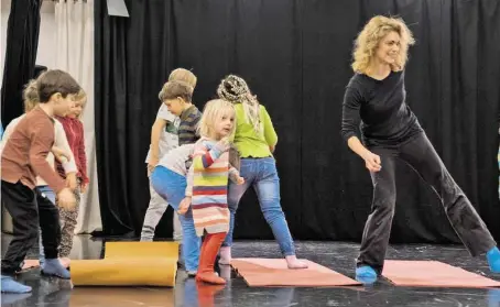  ??  ?? Grischka Voss im Kinder-Workshop beim Wiener Festival Impulstanz. Der nächste findet ab 31. Juli statt.