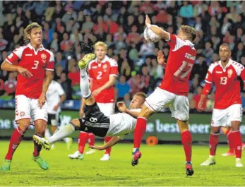  ?? FOTO: DPA ?? Mit einem Fallrückzi­eher sorgte Joshua Kimmich (M.) für den späten Ausgleich.