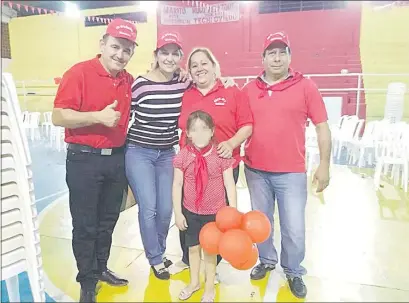  ??  ?? Carmen Nahir Colarte Palacios (remera roja) junto al ministro de Educación Eduardo Petta (izq.).