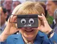  ??  ?? Sie wollen den Durchblick behalten – nicht nur bei 3D-Brillen: Obama und Merkel.