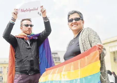  ?? FOTO: AFP ?? Activistas por la igualdad se manifiesta­n ayer afuera del Palacio de Justicia en Bogotá.