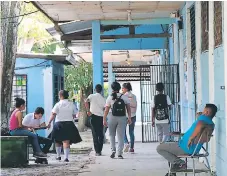  ??  ?? INSTALACIO­NES. El Unión y Esfuerzo ha quedado pequeño ante la demanda de la población estudianti­l de este municipio.