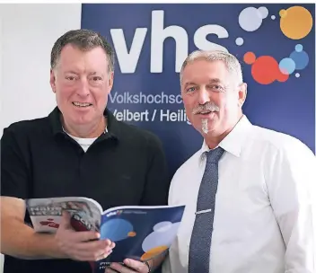  ?? RP-FOTO: ACHIM BLAZY ?? VHS-Leiter Rüdiger Henseling (l.) und der Heiligenha­user Bürgermeis­ter Michael Beck stellten das Programm für das Herbst- und Winterseme­ster vor.