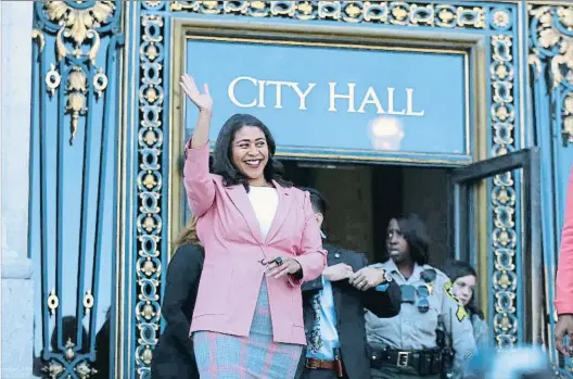  ?? LORIN ELENI GILL / AP ?? Una imatge per a la història. London Breed saluda després de confirmars­e aquest dimecres que haviaguany­at les eleccions