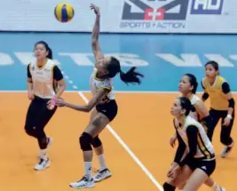  ?? —AUGUST DELA CRUZ ?? Sisi Rondina soars as fellow Tigresses get ready to help during their UAAP match against UP on Sunday.