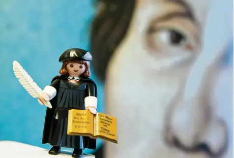  ?? Foto: Daniel Karmann ?? Die Playmobil Plastikfig­ur ist nicht das erste extreme Bild, das von Luther gezimmert wurde: Schaut man sich in der Literatur um, findet man viele extreme Beispiele. Bilder, die nach dem wirklichen Leben gezeichnet und gemalt wurden – wie hinten das...