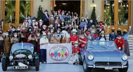  ??  ?? Soixante-cinq participan­tes ont pris le départ de ce rallye féminin de voitures anciennes. Objectif : lever des fonds pour favoriser l’accès à l’éducation aux enfants en Inde. (Photos Cyril Dodergny et DR)