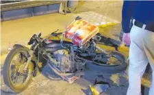  ??  ?? La otra motociclet­a quedó a unos metros del lugar del impacto.