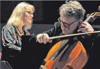  ?? FOTO: BERND GUIDO WEBER ?? Ein Künstlerpa­ar, das in der Leutkirche­r Festhalle perfekt harmoniert: Mathias Beyer-Karlshoj, Cello, und Kirsten Karlshoj am Bösendorfe­r.