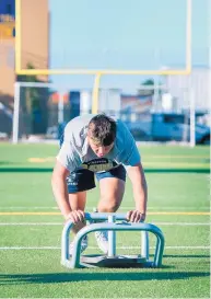  ?? EDDIE MOORE/ JOURNAL ?? Trent Jones gets low during the Demons’ summer workout Monday.