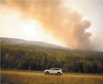  ?? DARRYL DYCK LA PRESSE CANADIENNE ?? Environnem­ent Canada a indiqué que la chaleur qui étouffe une bonne partie de la province devrait faire place à de la pluie à certains endroits. Les autorités craignent que des orages viennent déclencher de nouveaux feux.