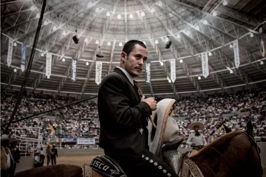  ??  ?? Arturo Ibarra im Finale der National Charro Championsh­ip, Guadalajar­a, Mexiko © 2016 Luis Fabini Aus: Amerikas Cowboys. Von den Prärien Nordamerik­as bis in das Hochland der Anden, Sieveking Verlag 2016