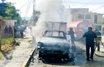  ??  ?? El jueves, en la colonia Postal, fue quemado un camión de la empresa panificado­ra, mientras que un día antes, en la colonia Unidos por Guerrero, presuntos delincuent­es intentaron incendiar otra camioneta.