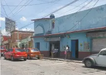  ??  ?? La vecindad en la que asesinaron a la menor está situada en la calle Ayuntamien­to, frente al panteón La Leona, en Cuernavaca.
