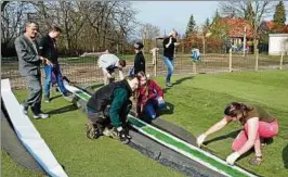  ??  ?? Viel über das Verlegen von Kunstrasen haben die Fürnberg-eltern bei der Aktion gelernt. Rund acht bis fünfzehn Leute waren bei den Einsätzen stets dabei. Foto: Susanne Seide