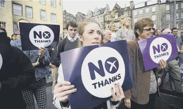  ??  ?? 0 Supporters of the pro-union Better Together campaign at a rally ahead of the 2014 Scottish independen­ce referendum