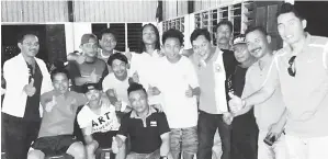  ??  ?? ATHUR (lima dari kanan) dan para belia di Kg Bitoon bersama Mohd Yusuf (kanan) Penyelaras Program Jelajah Mogkoromoh.